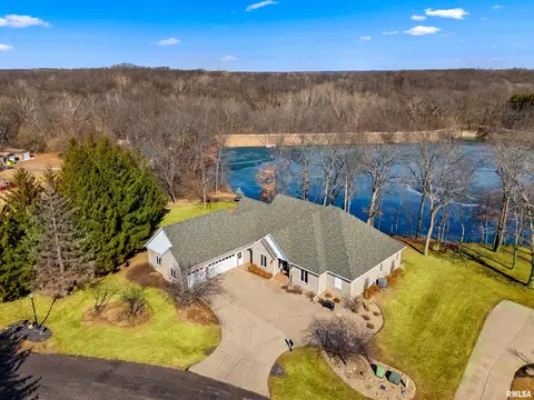1828 Winged Foot Dr, Pekin, IL 61554