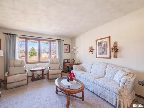 Living - 9522 W Excalibur Ct, Mapleton, IL 61547 photo 1 of 5