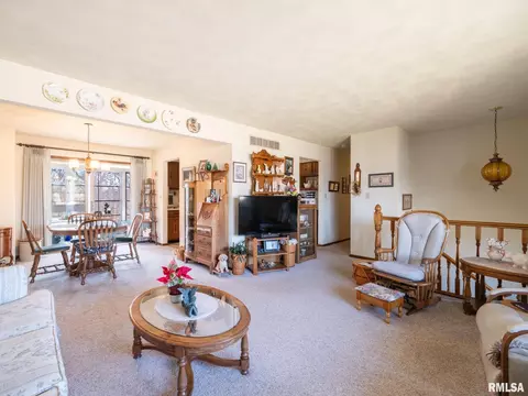 Living - 9522 W Excalibur Ct, Mapleton, IL 61547 photo 4 of 5