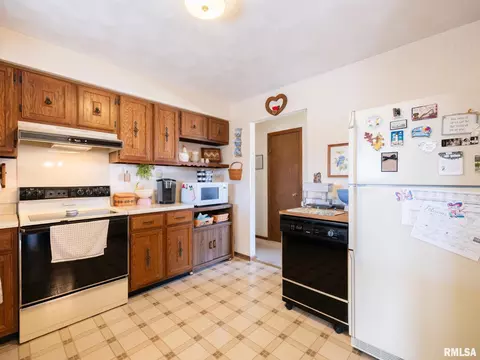Kitchen - 9522 W Excalibur Ct, Mapleton, IL 61547 photo 2 of 3