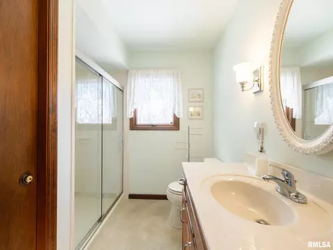 Bath - 9522 W Excalibur Ct, Mapleton, IL 61547 photo 1 of 2