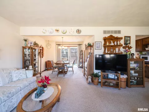 Living - 9522 W Excalibur Ct, Mapleton, IL 61547 photo 3 of 5