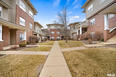 11217 N Oakwood Dr, Peoria, IL 61615