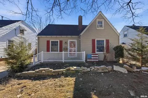 904 E Seneca Pl, Peoria, IL 61603