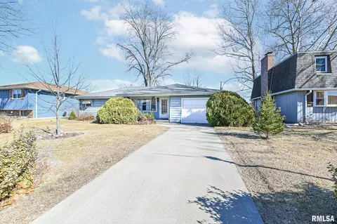 3912 S Paramount Rd, Bartonville, IL 61607