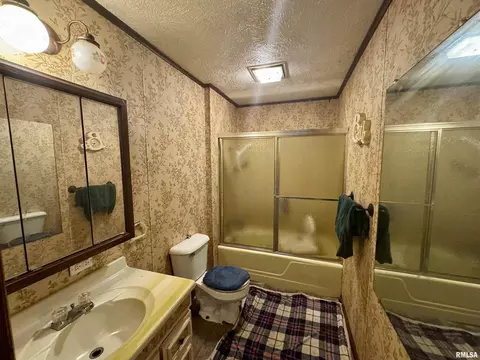 Bath - 212 W Sylvia Ave, Christopher, IL 62822 photo 1 of 1