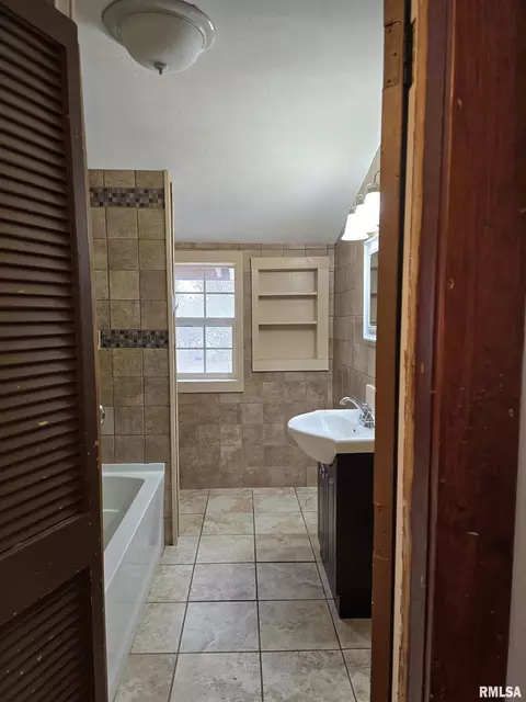 Bath - 605 E Chestnut St, Canton, IL 61520 photo 4 of 6