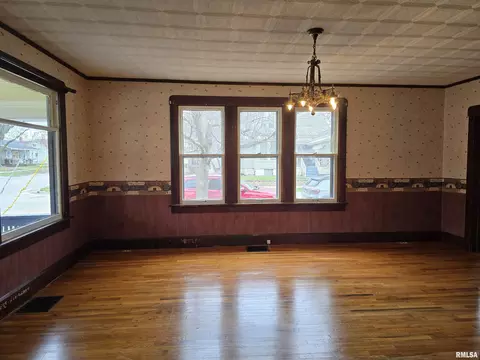 Living - 605 E Chestnut St, Canton, IL 61520 photo 2 of 7