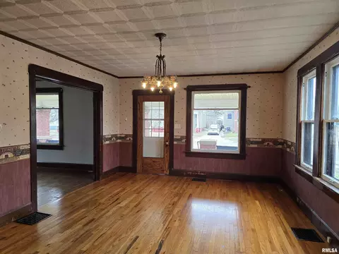 Living - 605 E Chestnut St, Canton, IL 61520 photo 5 of 7