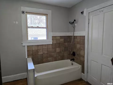 Bath - 605 E Chestnut St, Canton, IL 61520 photo 1 of 6