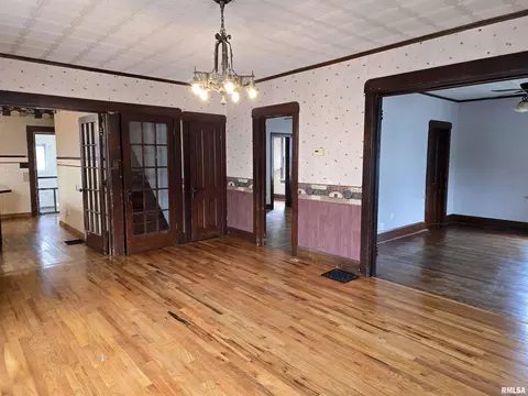 Living - 605 E Chestnut St, Canton, IL 61520 photo 4 of 7