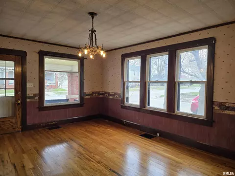 Living - 605 E Chestnut St, Canton, IL 61520 photo 3 of 7