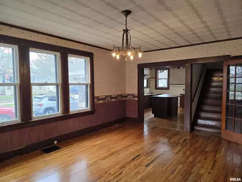 Living - 605 E Chestnut St, Canton, IL 61520 photo 1 of 7