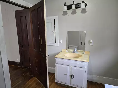 Bath - 605 E Chestnut St, Canton, IL 61520 photo 3 of 6