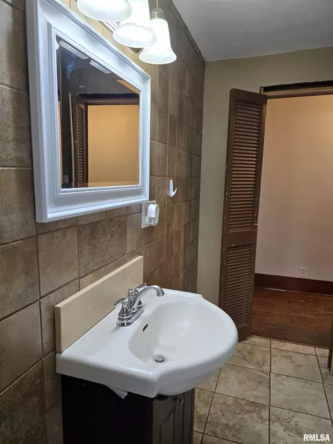 Bath - 605 E Chestnut St, Canton, IL 61520 photo 6 of 6