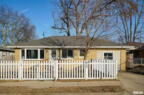 1010 Black St, Pekin, IL 61554