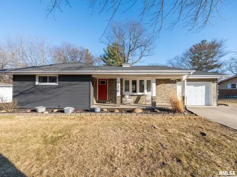 526 N Lakeshore Dr, Hanna City, IL 61536