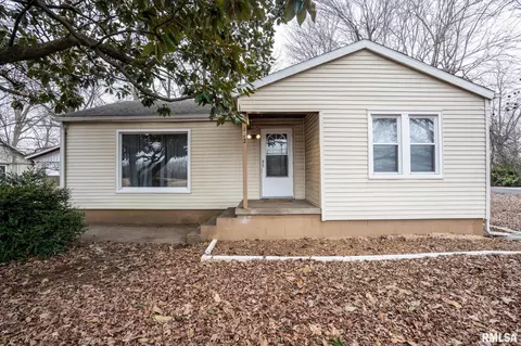 112 N 4th St, Marion, IL 62959