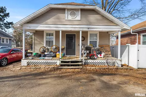 13 Rosenberg Ct, Pekin, IL 61554