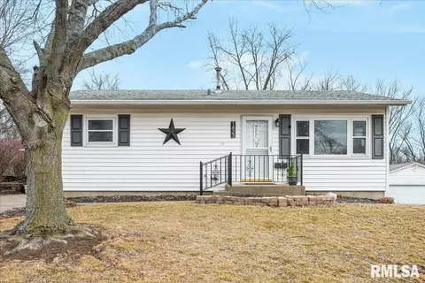 1423 Arthur St, Pekin, IL 61554