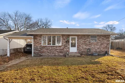 1128 N 16th St, Pekin, IL 61554
