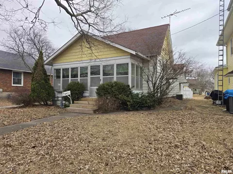 30 N Adams St, Carthage, IL 62321