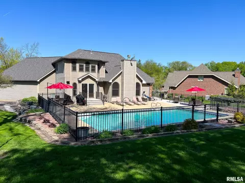 Exterior - 905 Brookline Dr, Eureka, IL 61530 photo 10 of 21