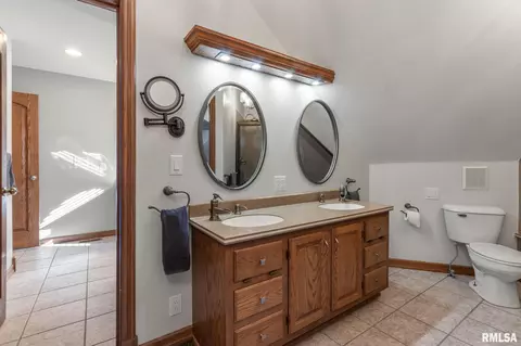 Bath - 905 Brookline Dr, Eureka, IL 61530 photo 5 of 7