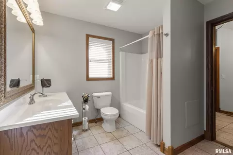 Bath - 905 Brookline Dr, Eureka, IL 61530 photo 3 of 7