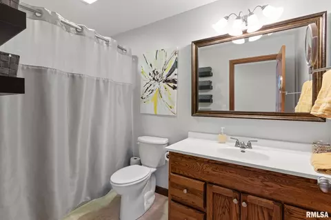 Bath - 905 Brookline Dr, Eureka, IL 61530 photo 1 of 7