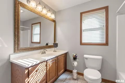 Bath - 905 Brookline Dr, Eureka, IL 61530 photo 4 of 7
