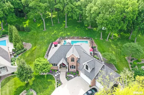 905 Brookline Dr, Eureka, IL 61530