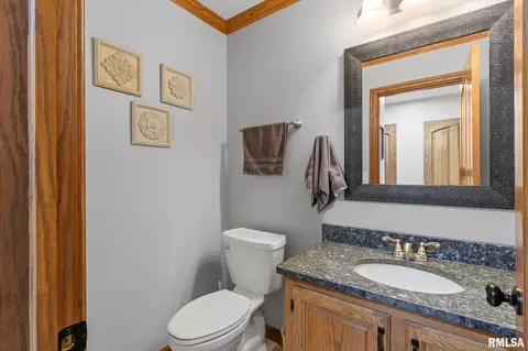 Bath - 905 Brookline Dr, Eureka, IL 61530 photo 2 of 7