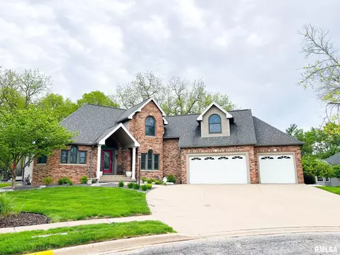 905 Brookline Dr, Eureka, IL 61530