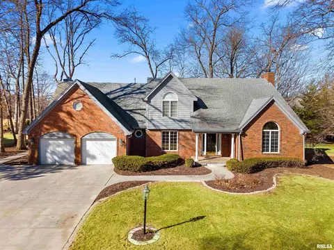 626 W Ravinwoods Rd, Peoria, IL 61615