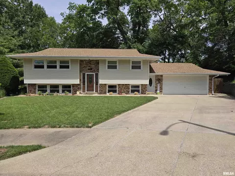 4 Crimson Ct, Pekin, IL 61554