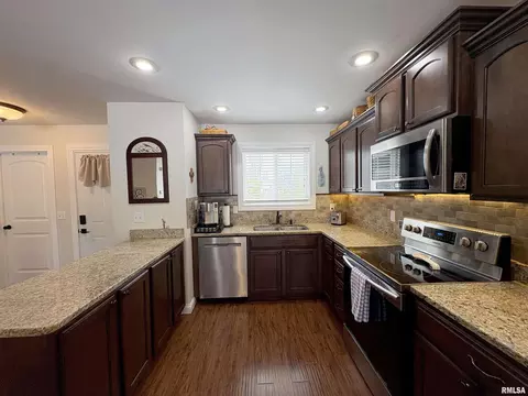 Kitchen - 652 Bittersweet Ave, Germantown Hills, IL 61548 photo 2 of 3