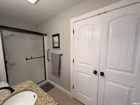 Bath - 652 Bittersweet Ave, Germantown Hills, IL 61548 photo 2 of 4