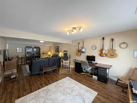 Living - 652 Bittersweet Ave, Germantown Hills, IL 61548 photo 2 of 2