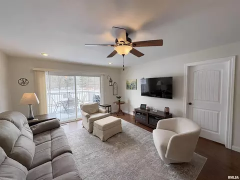 Living - 652 Bittersweet Ave, Germantown Hills, IL 61548 photo 1 of 2