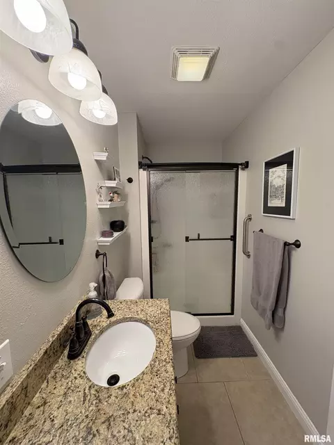 Bath - 652 Bittersweet Ave, Germantown Hills, IL 61548 photo 1 of 4