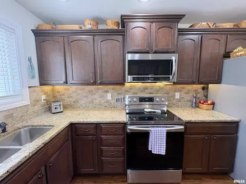 Kitchen - 652 Bittersweet Ave, Germantown Hills, IL 61548 photo 3 of 3