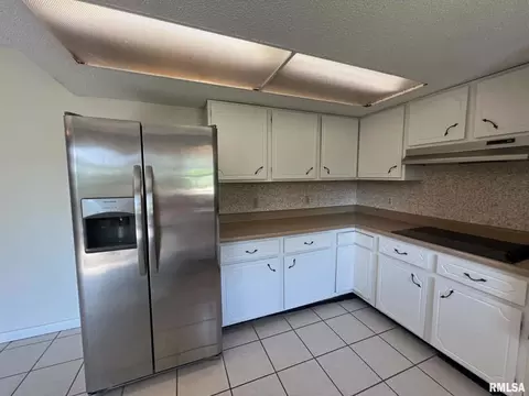 Kitchen - 292 Jana Rd, Macomb, IL 61455 photo 2 of 3