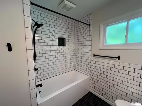 Bath - 292 Jana Rd, Macomb, IL 61455 photo 6 of 7