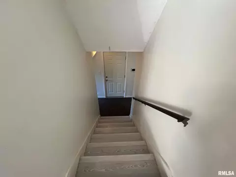 Entry Way - 292 Jana Rd, Macomb, IL 61455 photo 2 of 5
