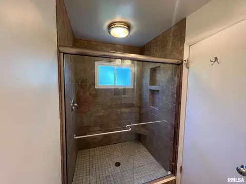 Bath - 292 Jana Rd, Macomb, IL 61455 photo 2 of 7