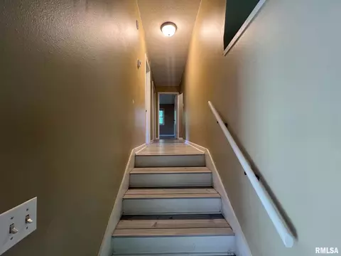 Entry Way - 292 Jana Rd, Macomb, IL 61455 photo 1 of 5