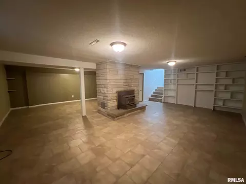 Living - 292 Jana Rd, Macomb, IL 61455 photo 5 of 7