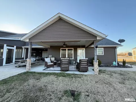 75 Bedrock Rdg, Elkville, IL 62932