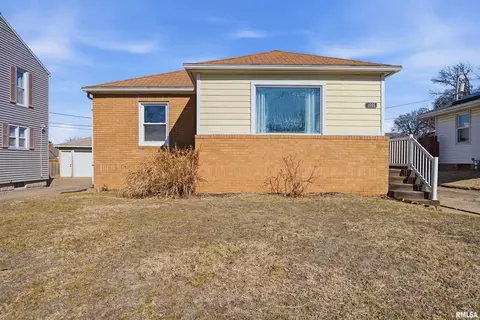 1005 Irene St, Pekin, IL 61554
